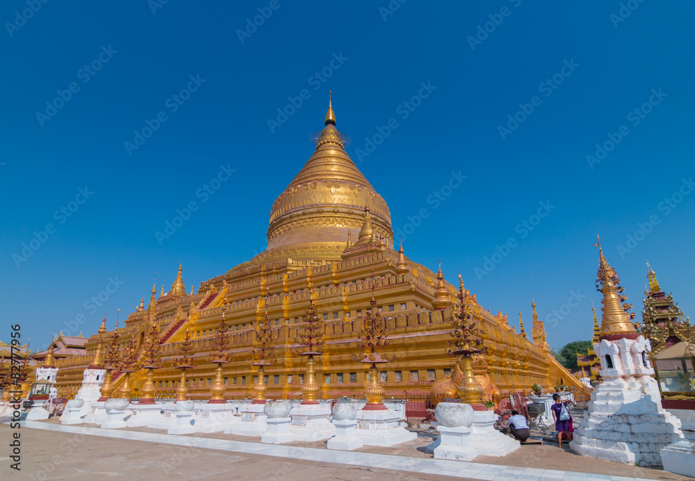 Fototapeta premium Shwezigon Pagoda from Bagan, Myanmar
