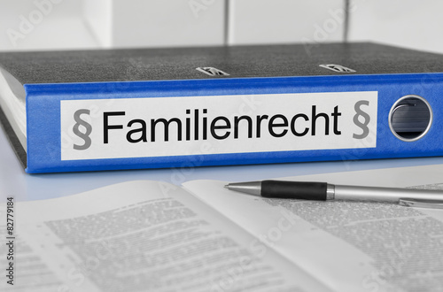 Aktenordner mit der Beschriftung Familienrecht photo