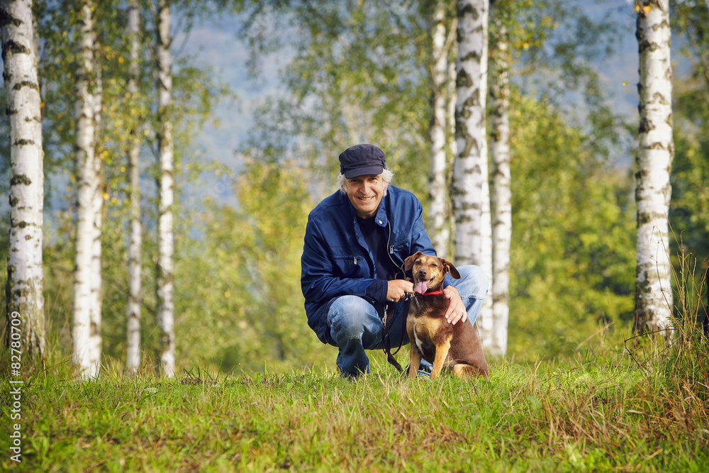 Mann Hund Wald Wiese