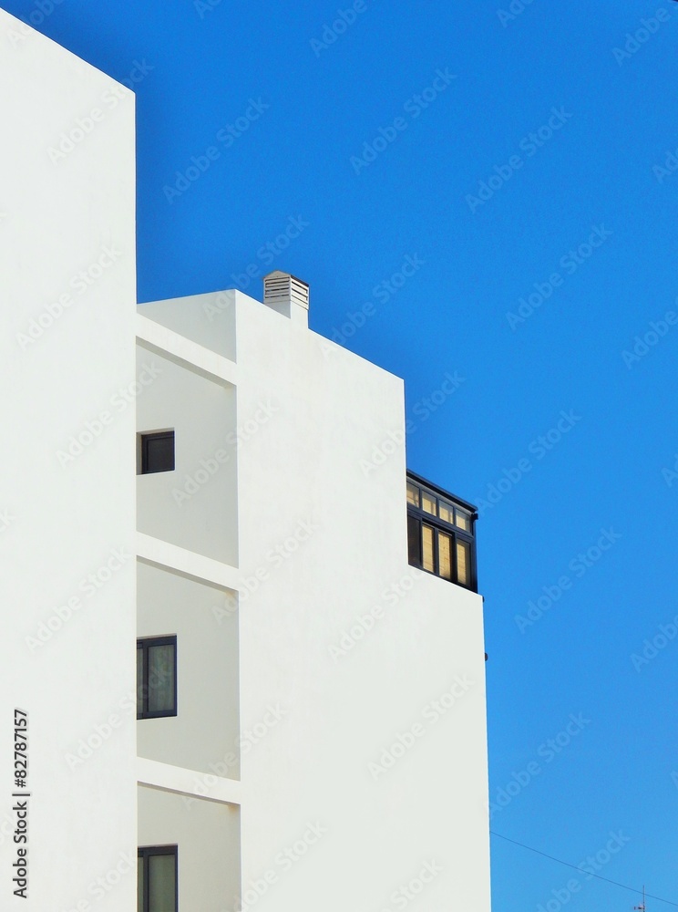 Schlichte und moderne Architektur vor blauem Himmel Schlichte und moderne Architektur vor blauem Himmel