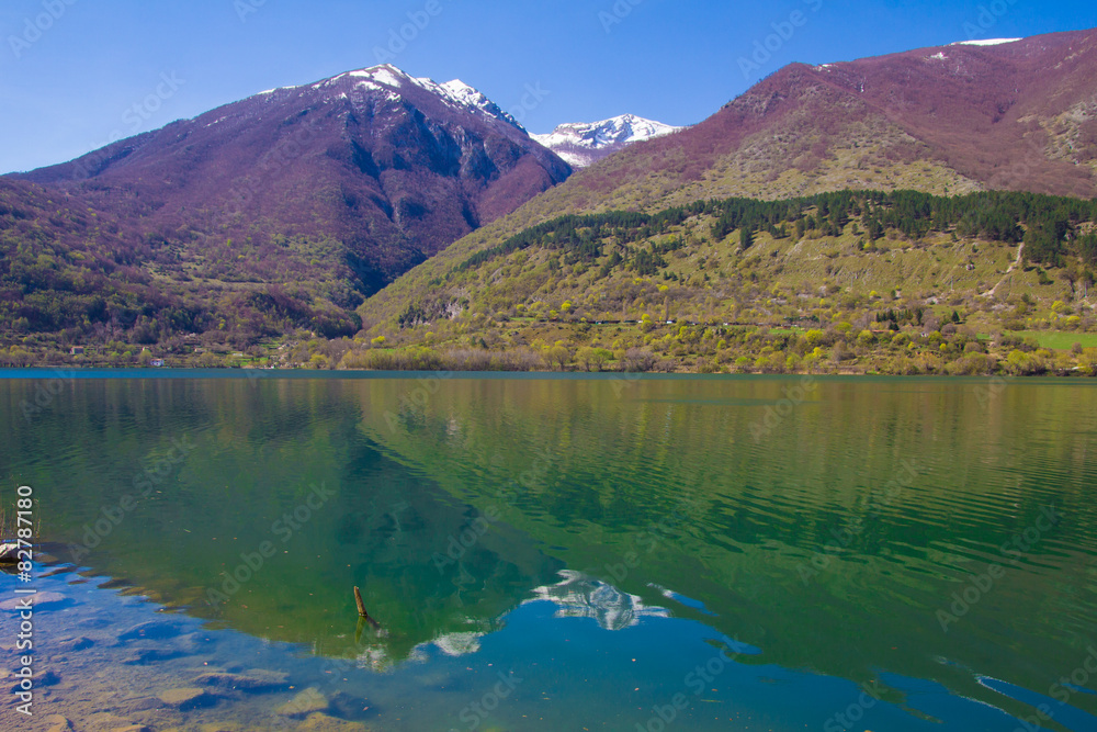 Lago di montagna abruzzese con acqua limpida