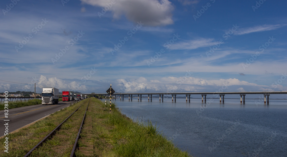 Caminhões na rodovia