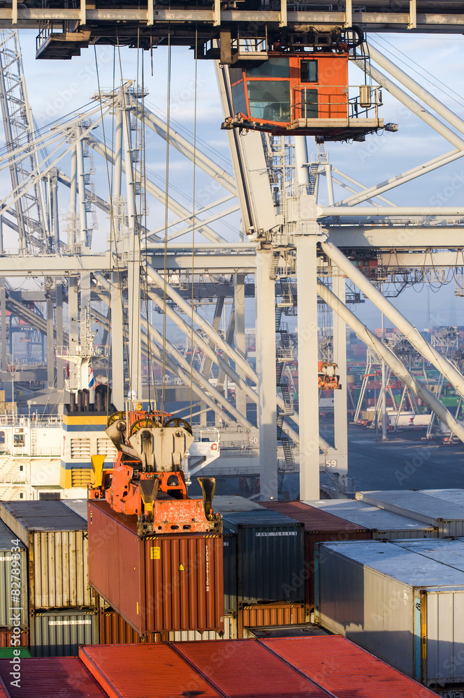 container operation in port of Rotterdam Europort