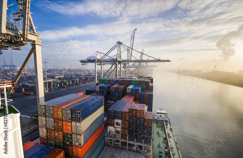 Foto Containerbetrieb im Hafen von Rotterdam Europoort