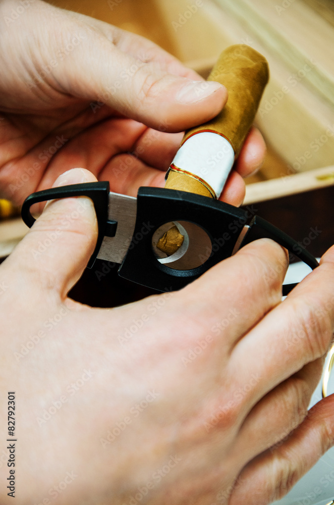 Fototapeta premium Zigarre mit Cutter anschneiden
