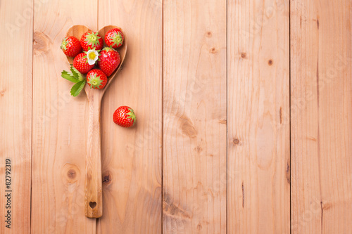 Frische Erdbeeren auf Kochlöffel in Herzform