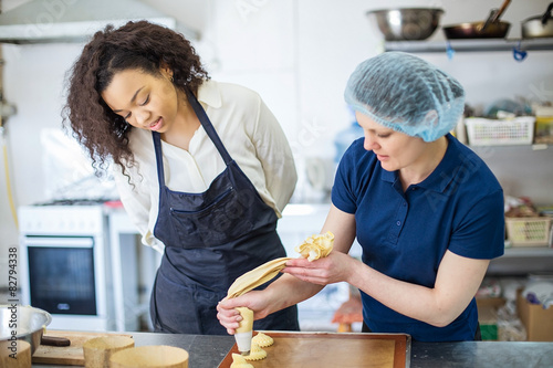 young girl learns to bake cakes with porfessionalnym baker