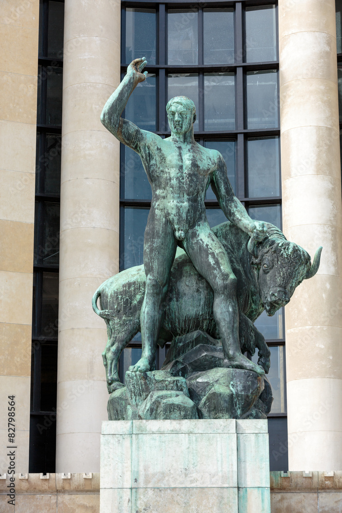 Paris - The sculptures on Tracadero. 