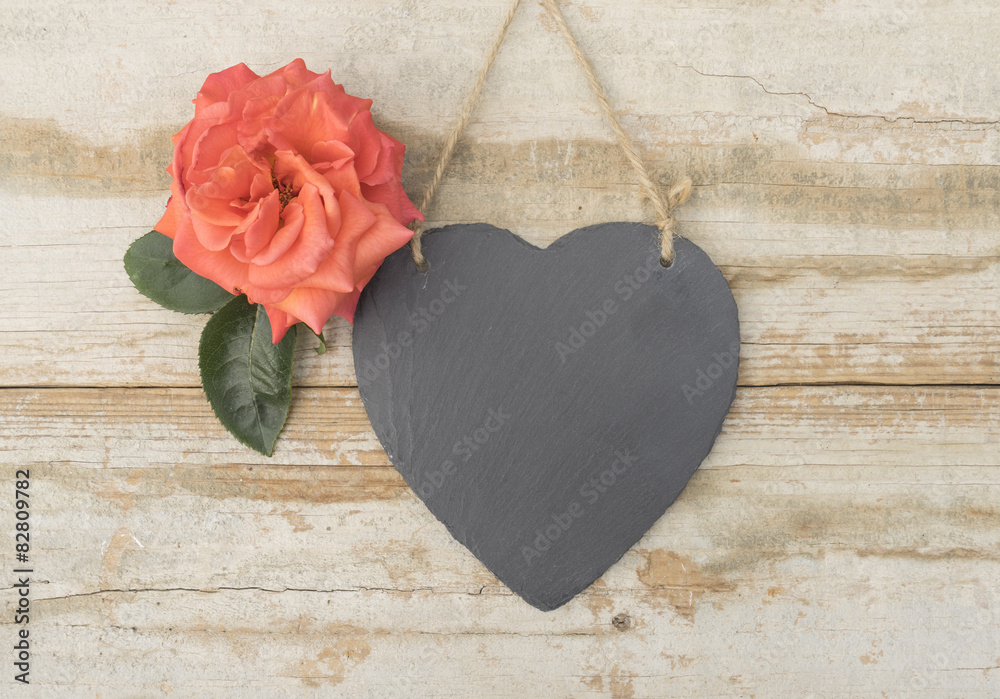 Fototapeta premium Schieferherz mit Rose