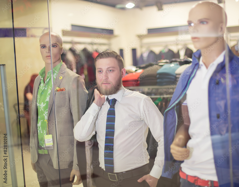 Obraz premium the young man behind the glass, posing