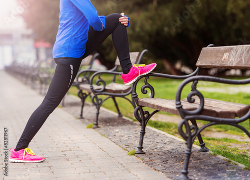 Canvas Print Young runner stretching before the city race