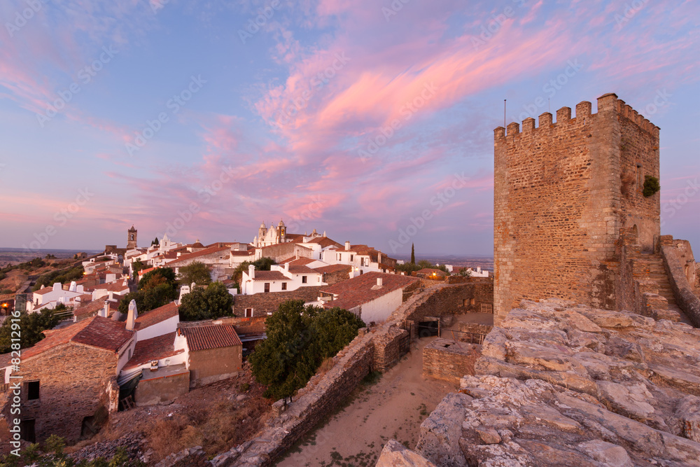 Castelo de Monsaraz no Alentejo ao Pôr do Sol