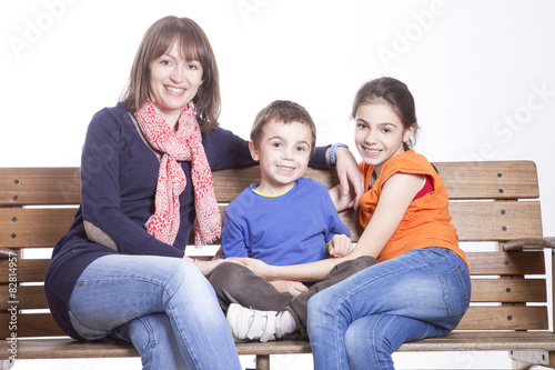 Mamma e figli su una panchina