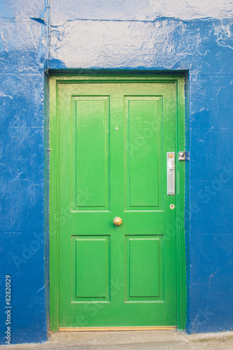 Hintergrund – blaue verputzte Wand mit grüner Tür © pixs:sell