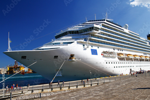 Luxury cruise ship sailing © Lsantilli