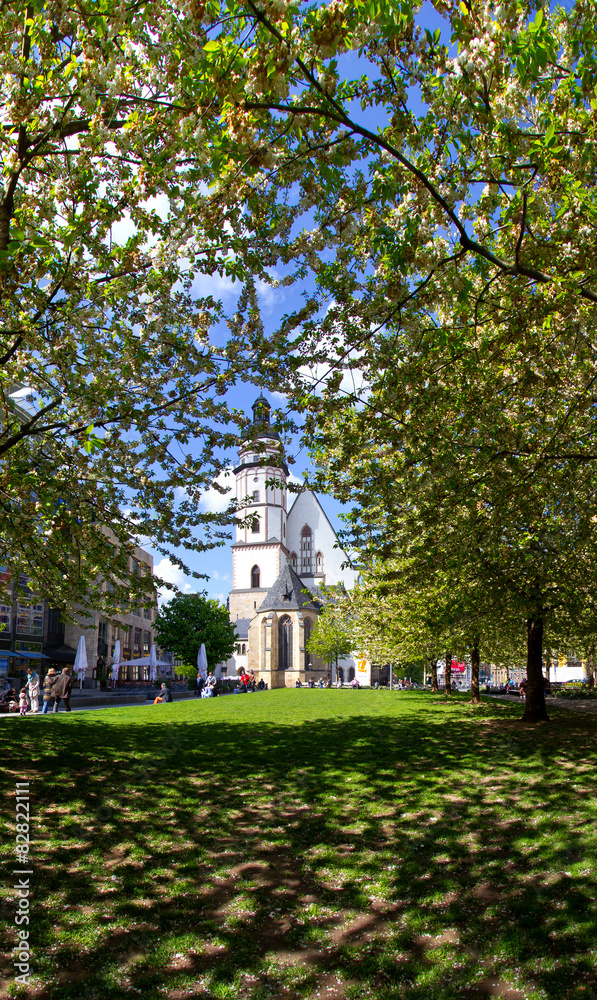 Obraz premium Frühling in Leipzig mit der Thomaskirche