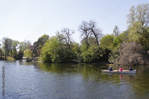 Barque sur le lac inf  rieur du Bois de Boulogne    Paris 