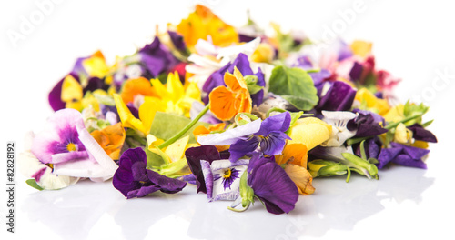 Mix edible flower salad © akulamatiau