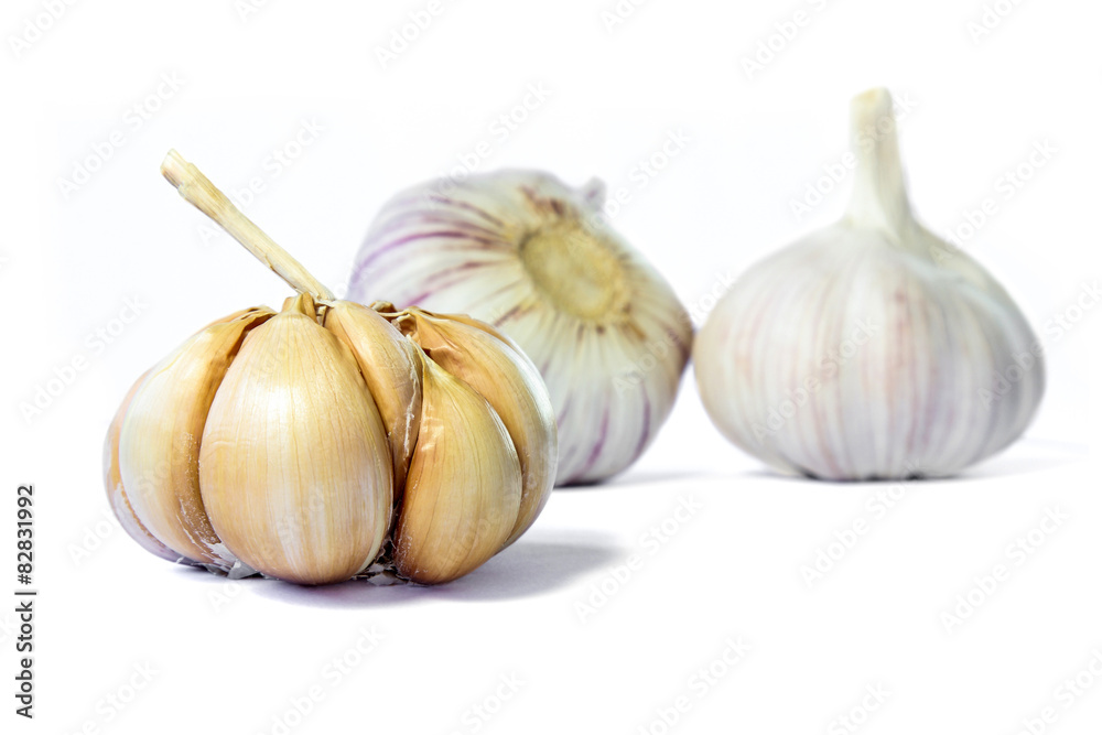 Obraz premium Fresh garlic isolated on white background