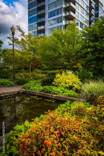 Garden and modern building at the waterfront in Portland, Oregon © jonbilous