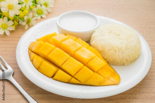 Fototapeta Naklejka Na Ścianę i Meble -  Thai dessert, Ripe mango and sticky rice with coconut milk