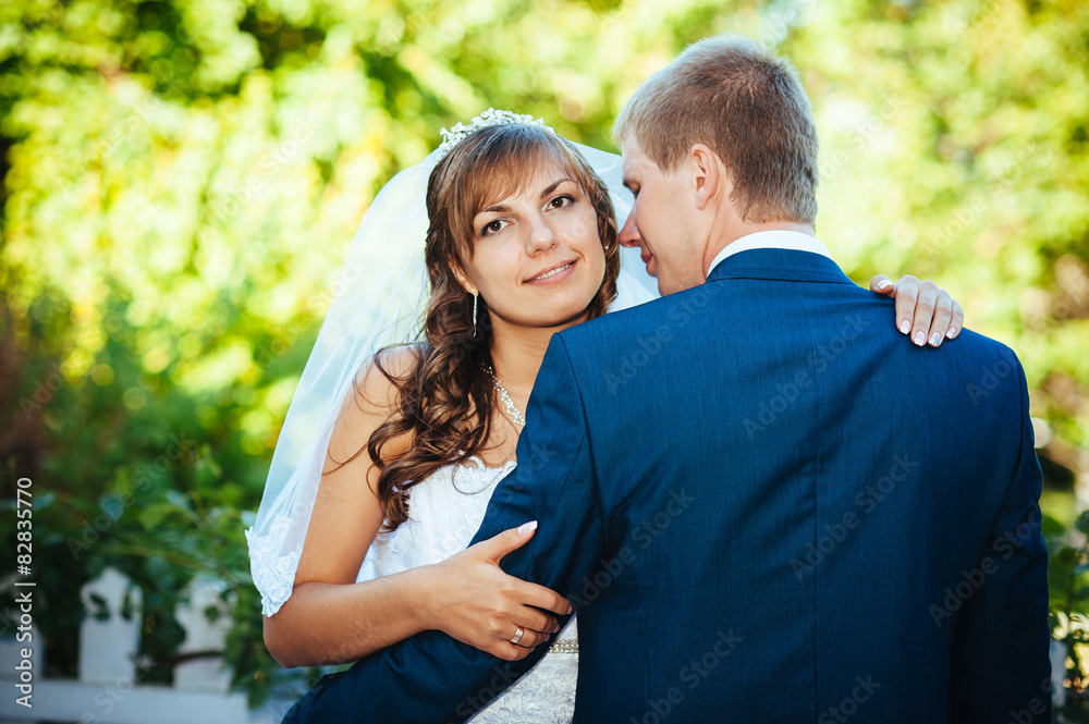 Obraz premium Bride and Groom at wedding Day walking Outdoors on spring nature