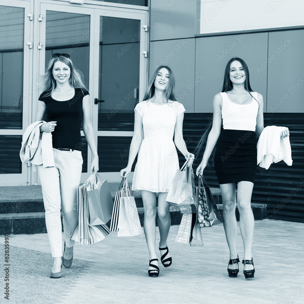 Obraz premium Young women after shopping
