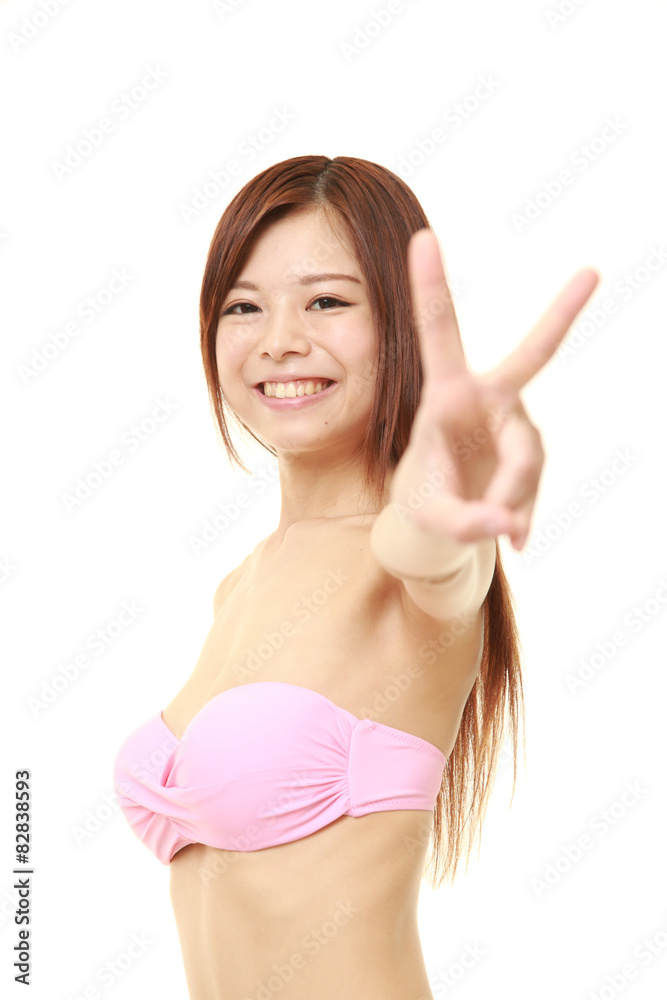 自慢をするビキニ姿の女性 自慢をするビキニ姿の女性