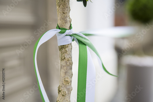 Einweihung und Eröffnung mit Band an einem Baum