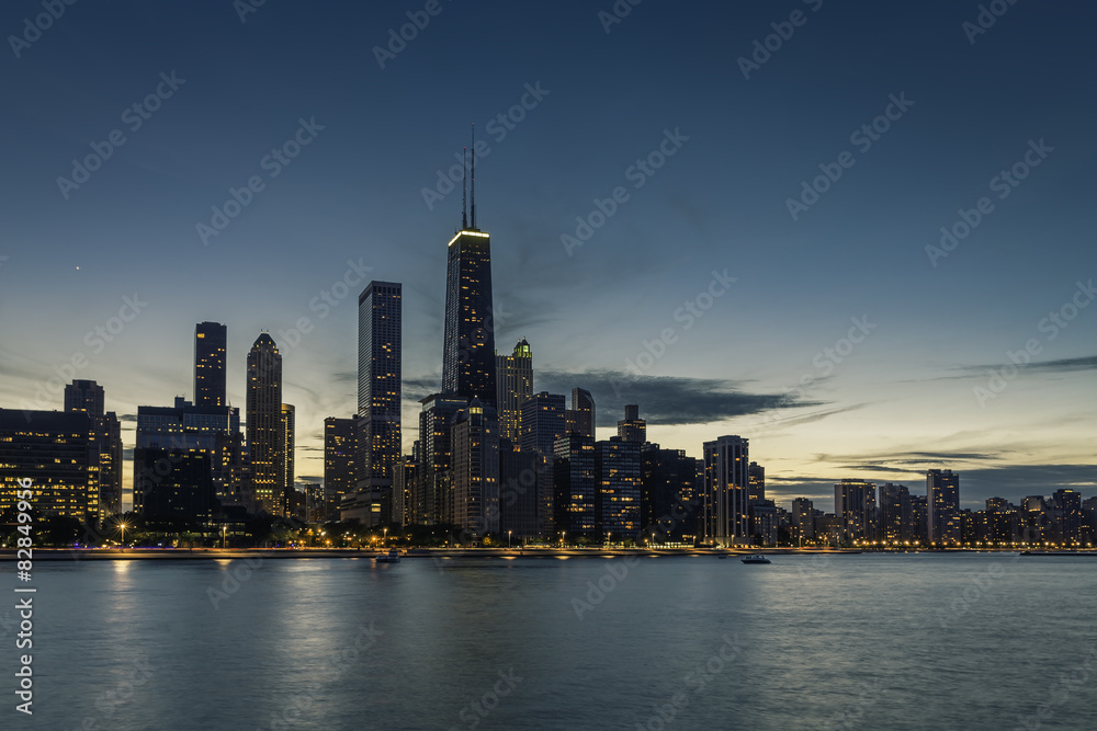 Obraz premium Chicago Downtown skyscrapers with water reflections 