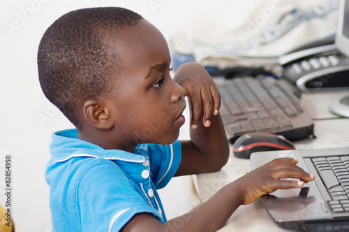 Enfant travaillant sur un ordinateur. photo