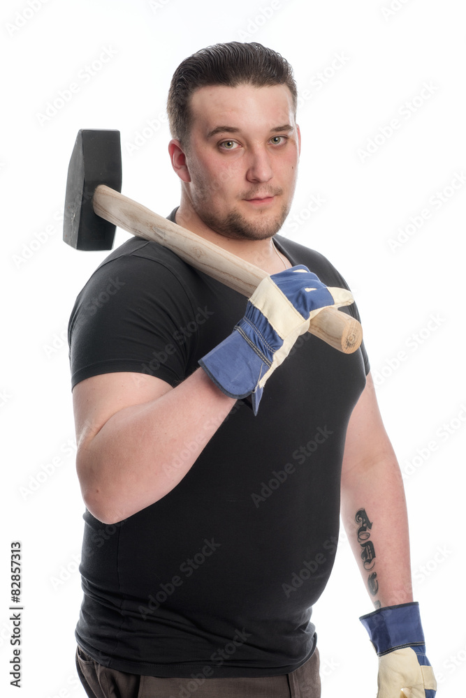 Junger Mann mit Hammer
