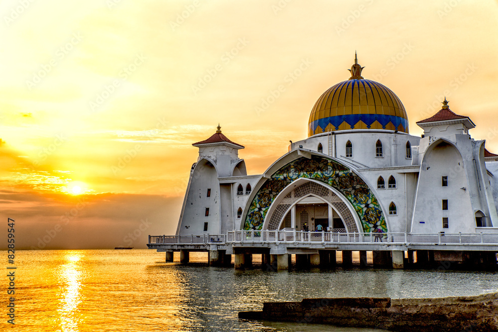 Naklejka premium Sunset over Masjid selat Mosque in Malacca Malaysia