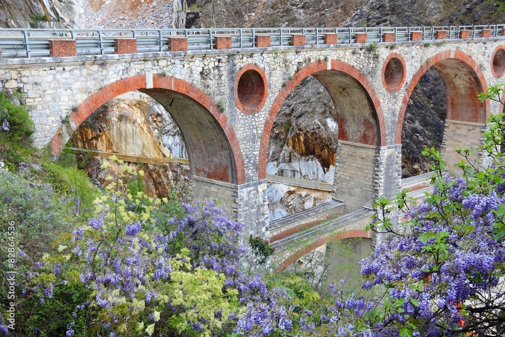 Obraz premium Marble quarry bridge in Carrara