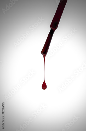 Tropfender Nagellack