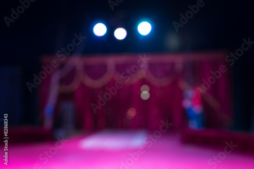 Obraz na płótnie Indoor stage with spotlights and pink decor w salonie