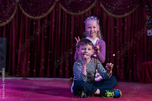 Obraz na płótnie Boy and Girl Sitting Together on Stage w salonie
