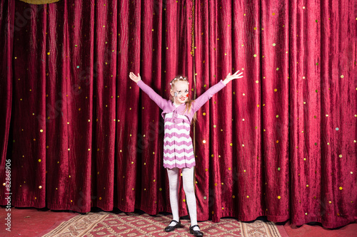 Obraz na płótnie Little girl standing on stage during a performance w salonie