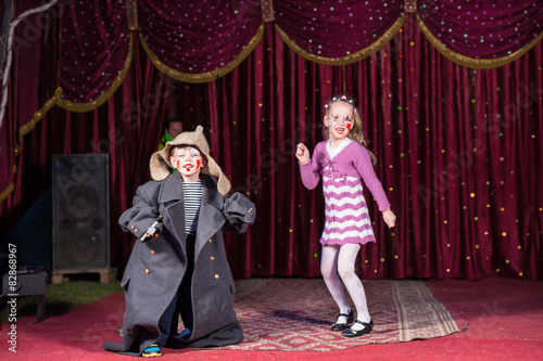 Obraz na płótnie Children Dressed as Clowns Performing on Stage w salonie