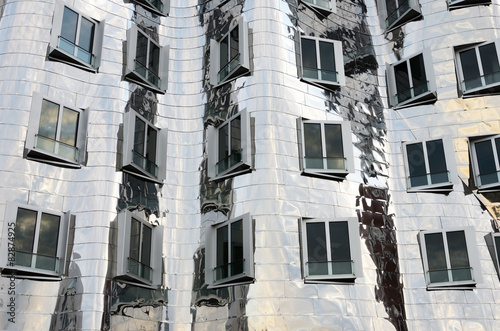 Obraz na płótnie DUSSELDORF, GERMANY - APRIL 29: fragment façade of the Neuer Zo w salonie