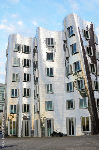 Obraz na płótnie DUSSELDORF, GERMANY - APRIL 29: The Neuer Zollhof in Media Harbo w salonie