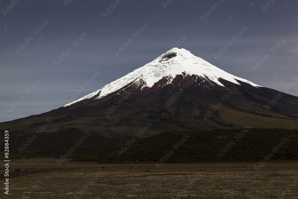 Fototapeta premium Cotopaxi at night
