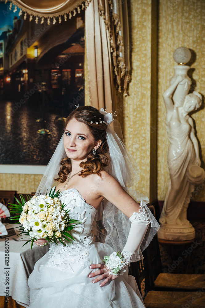 Naklejka premium Portrait beautiful bride with bouquet of flowers on luxury