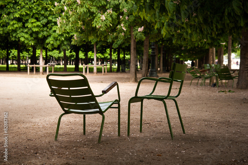 Fototapeta Naklejka Na Ścianę i Meble -  Zwei leere Stühle im Park
