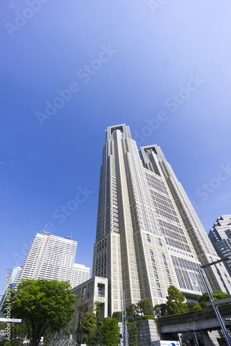 東京都庁と新宿高層ビル群　快晴青空　新緑
