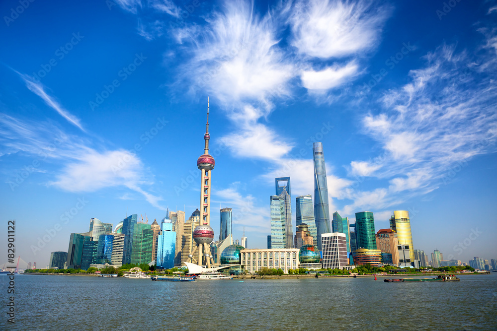 Naklejka premium Szanghaj z nowoczesnymi drapaczami chmur w Chinach