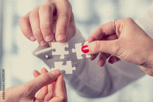 Quadro su tela Different people matching three puzzle pieces