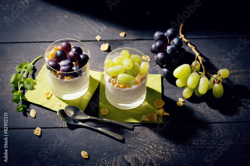 Magerjoghurt mit Trauben und Cornflakes
