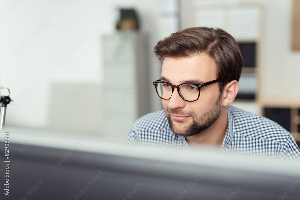 mitarbeiter im büro schaut auf pc-bildschirm mitarbeiter im büro schaut auf pc-bildschirm