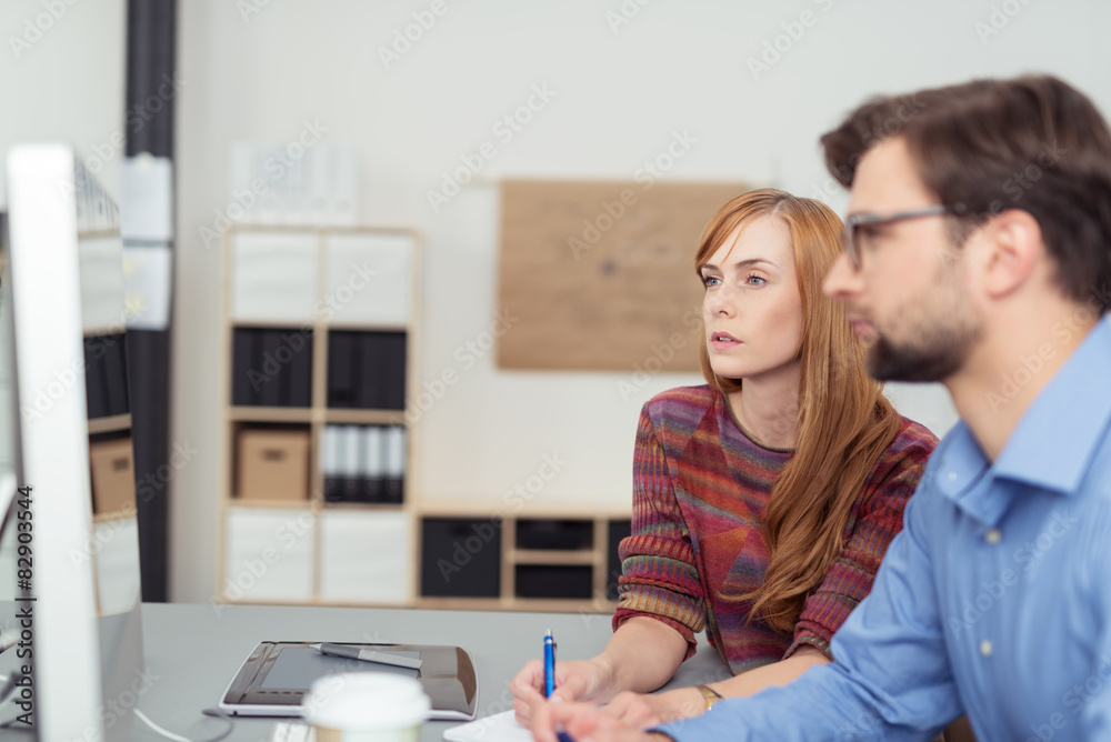 kreatives team arbeitet zusammen am schreibtisch kreatives team arbeitet zusammen am schreibtisch